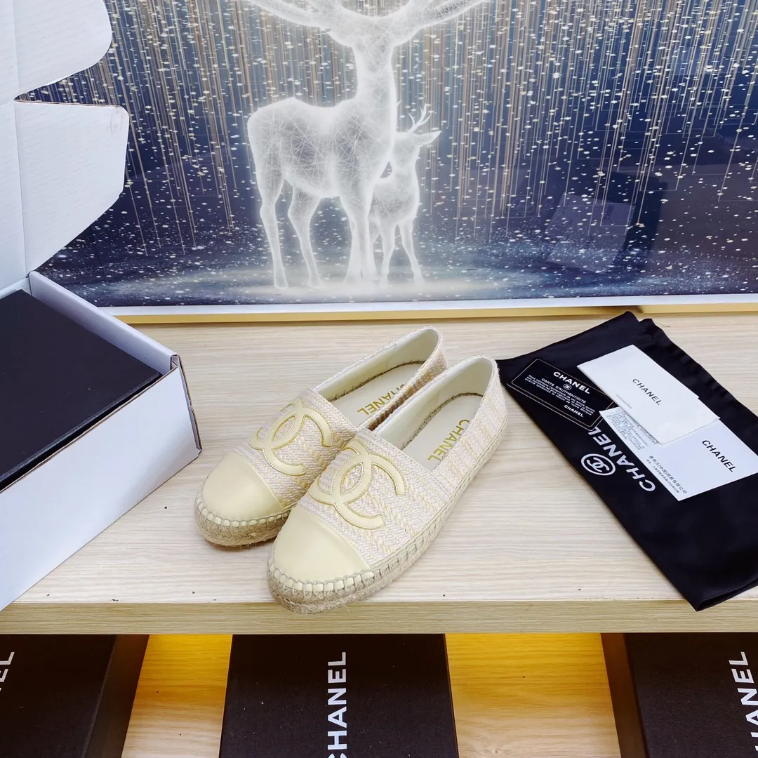 👟👟Ex-factory price 440👟👟 24s new color Chanel ✈️2023s spring and summer new fisherman shoes 😍😍Taikoo Hui purchased three pairs of original development 🐂🐂with purchasing white double-layer outer packaging 🤩Original one-to-one shipment ❗️❗️Code number: 34-42 (34 41 42 customized)